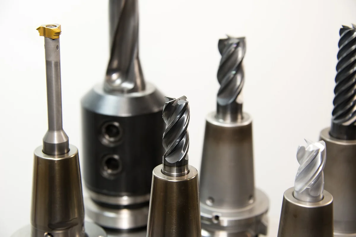 Les outils essentiels pour un dévissage réussi
