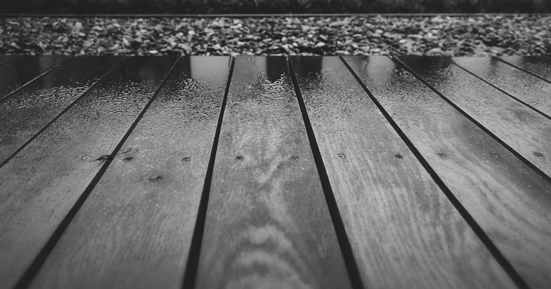 Agrandir une terrasse avec du bois ou des plots : une vraie alternative ?