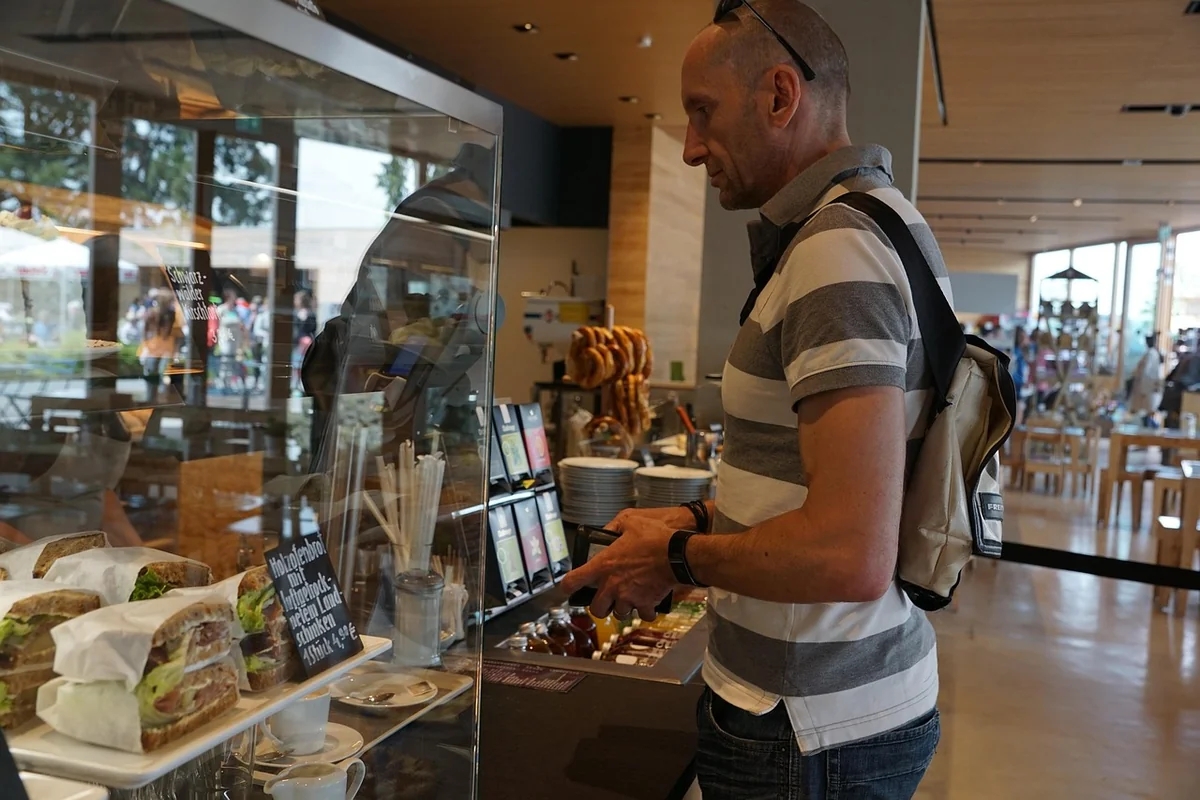 Idée décoration vitrine boulangerie : tendances inspirantes pour 2026