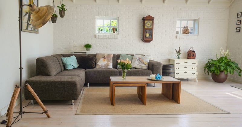 Horloge murale salon : 7 modèles qui transforment votre déco