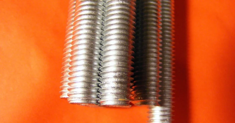Dans quel sens visser un boulon ? La réponse qui va vous simplifier la vie